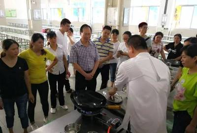 為了健康和美味——獅山鎮(zhèn)教育局開展學校食堂從業(yè)人員職業(yè)技能培訓及食品安全與營養(yǎng)咨詢服務(wù)